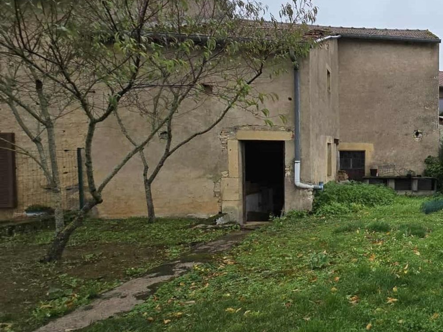Maison avec grange et jardin à rénover entièrement
