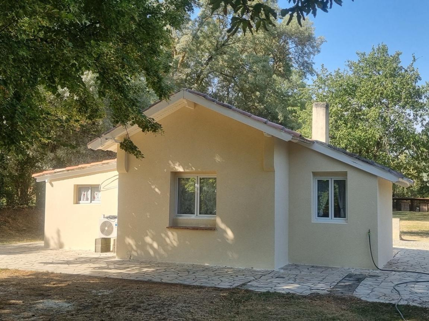 Petite maison rénovée avec grand terrain au calme