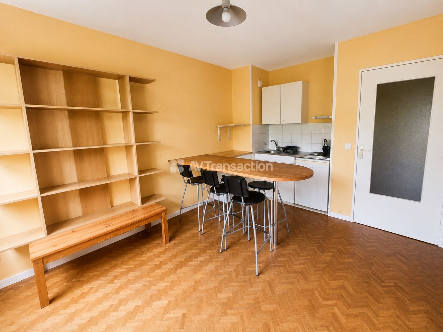 Studio 25 m²– Cave –Ascenseur - TOTALEMENT LIBRE
