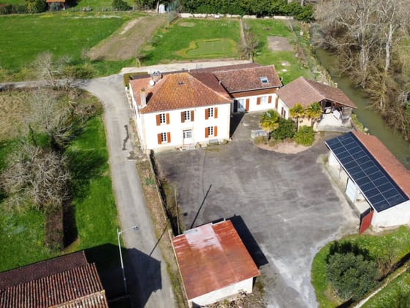 Ensemble immobilier proche EUGENIE LES BAINS