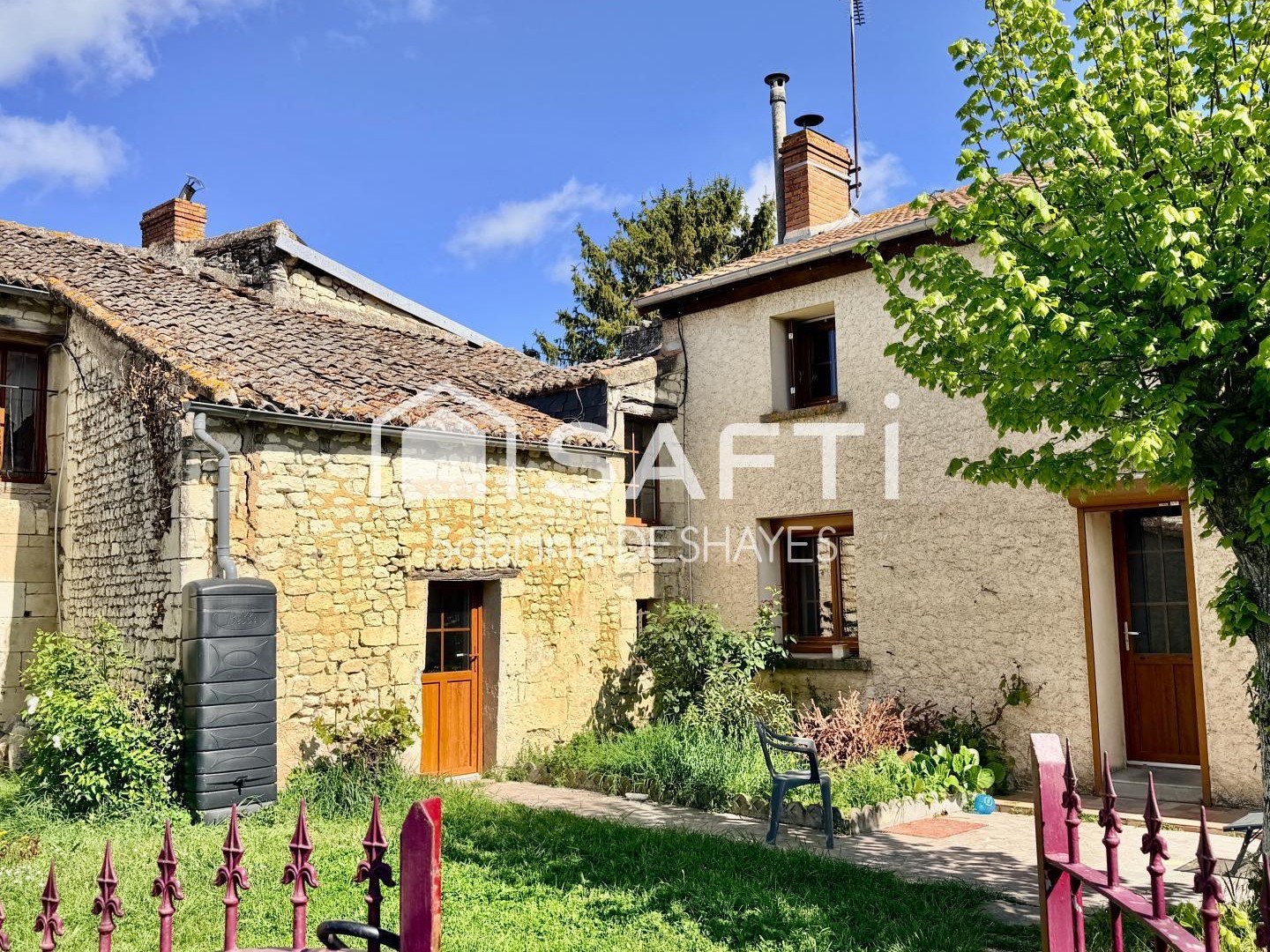 Ensemble immobilier en pierres avec piscine, maison et T2