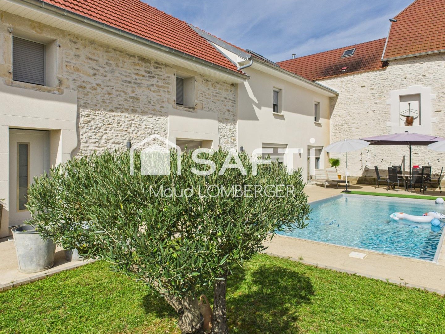 Maison chic et contemporaine en pierre avec piscine à VALAY