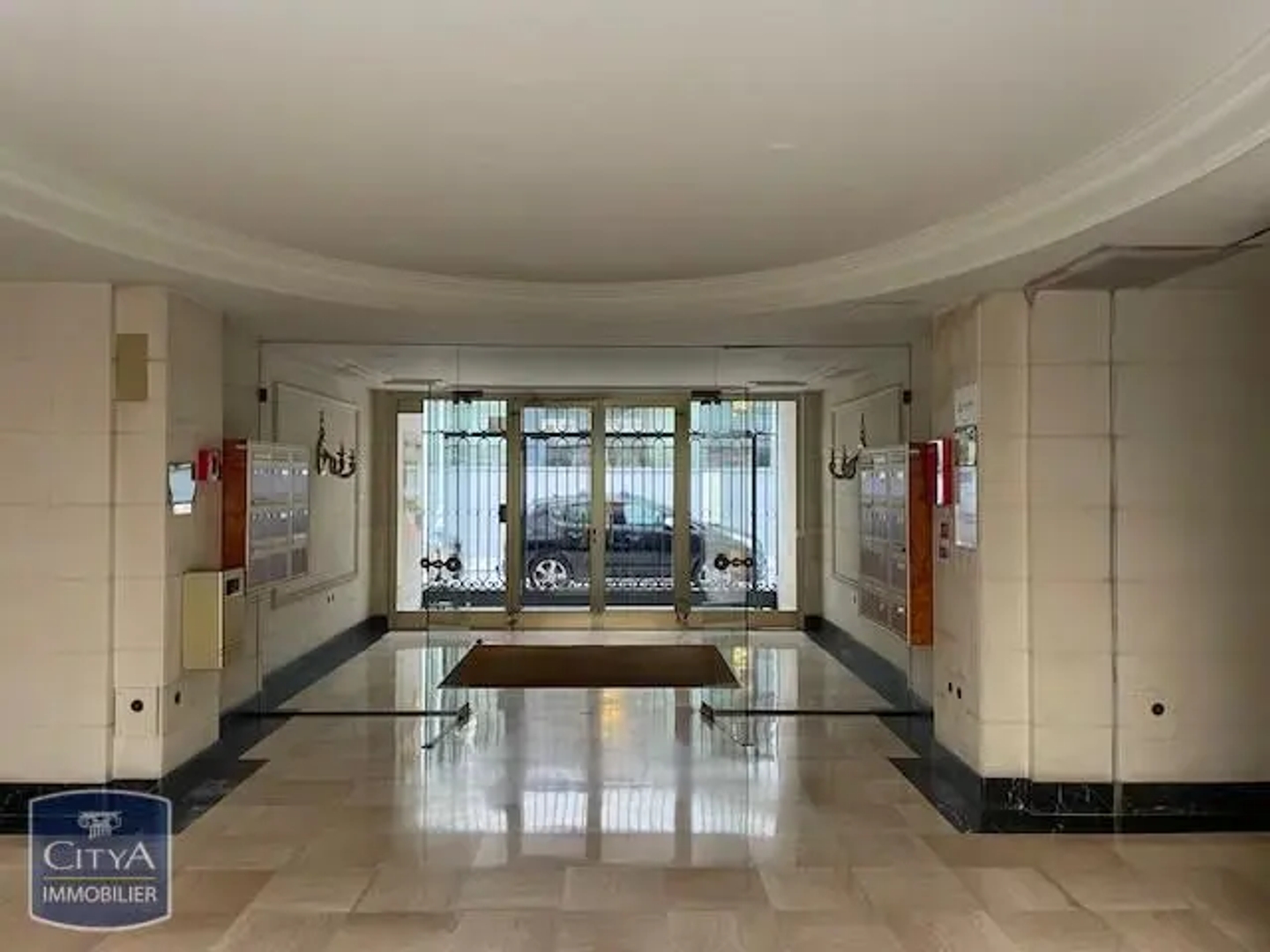Locaux à vendre - 2 pièces - 71m2 - Toulon (83000)