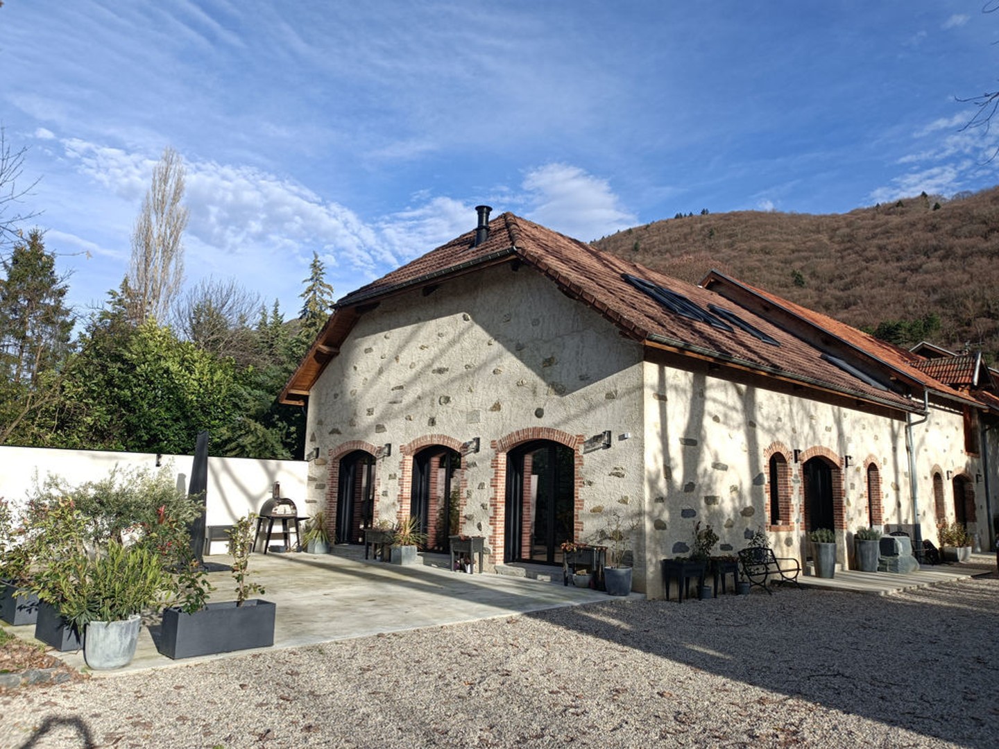 Bâtisse de charme rénovée 231 m2 sur 4200 m2 de terrain