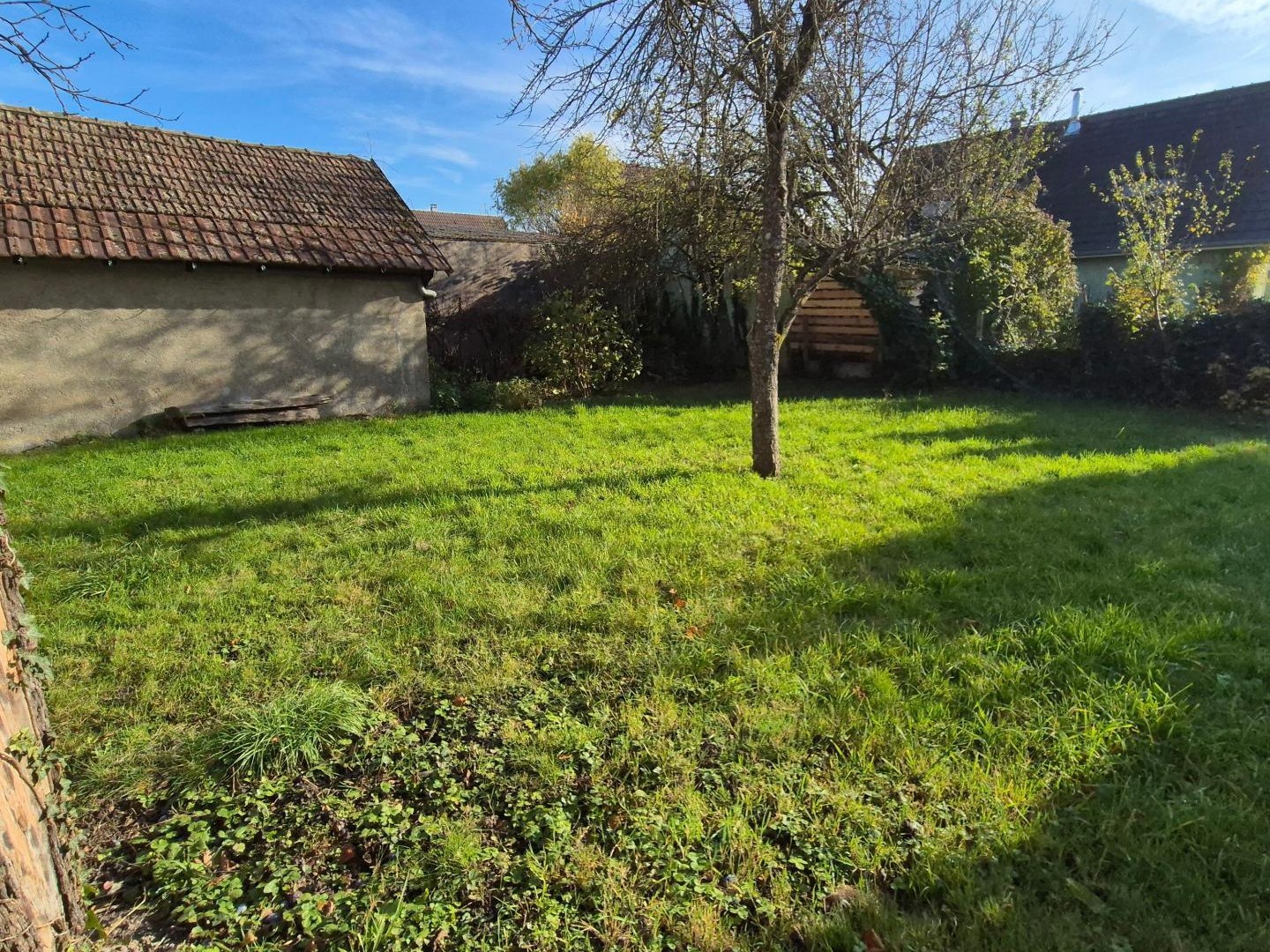 Charmante maison de village à rénover, offrant un potentiel exceptionnel pour créer votre chez-vous idéal.