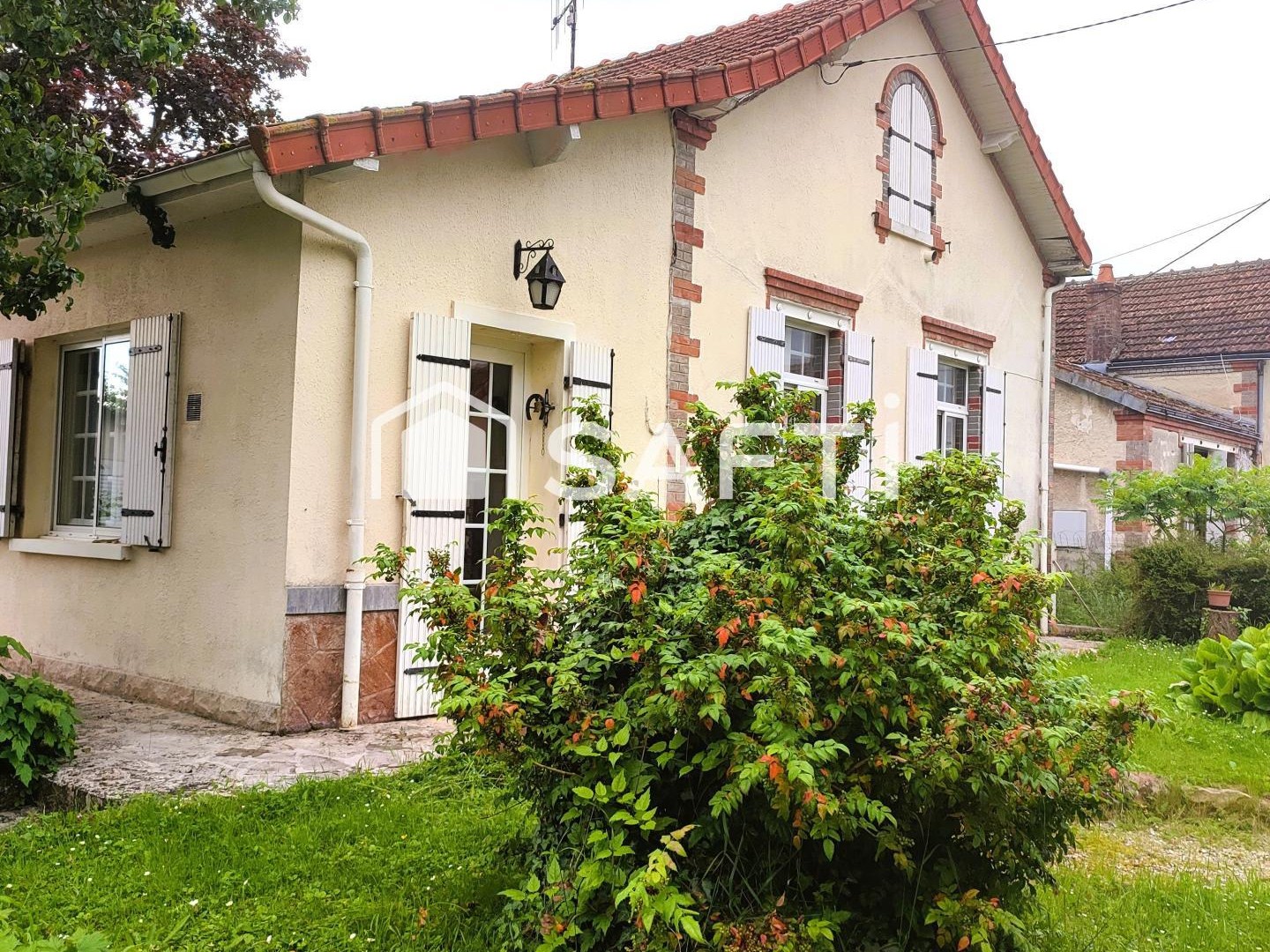 Maison 2 chambres, garage et beau terrain