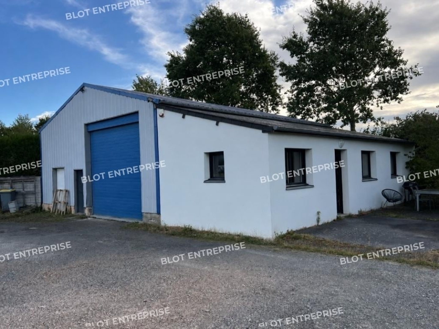 A VENDRE OU A LOUER - LOCAL D'ACTIVITES - BRETEIL - 180 m²