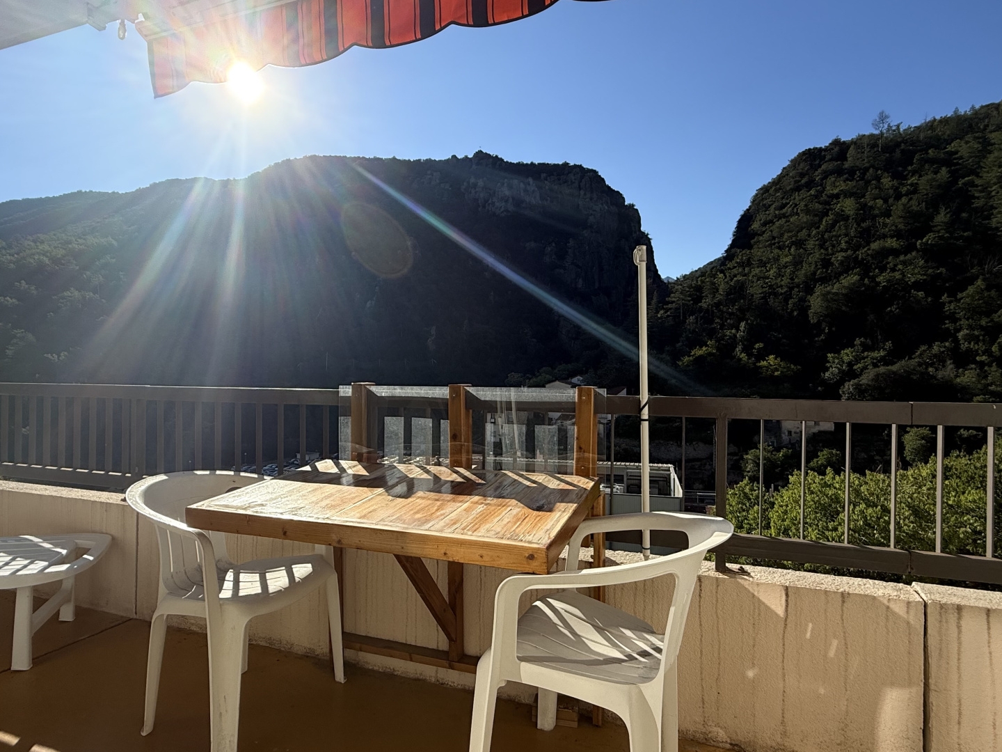 STUDIO AVEC TERRASSE, PARKING ET VUE MONTAGNE