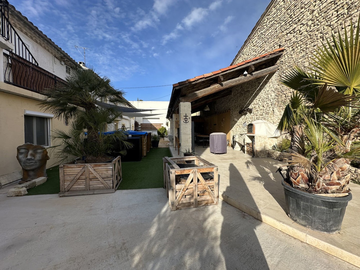 Maison de ville T5 avec dépendance, garage et terrasse.