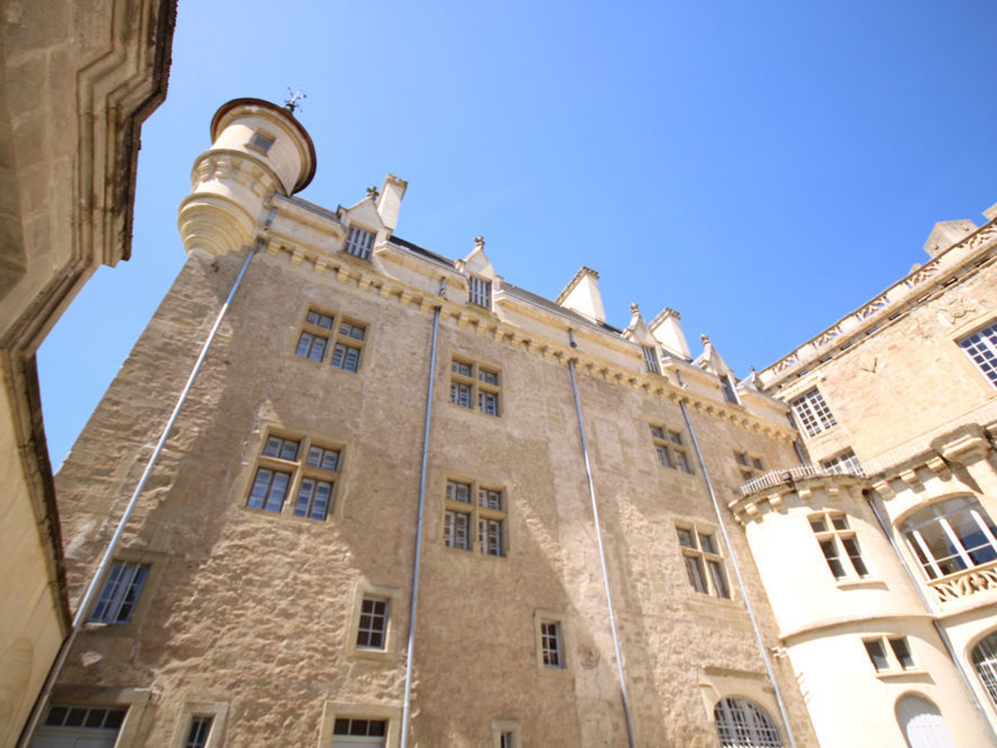 BEL APPARTEMENT DANS CHATEAU