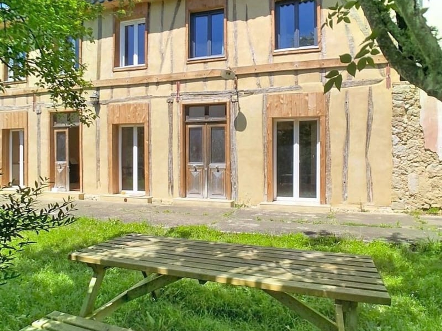 Une jolie ferme très ancienne avec sa maison principale tout juste rénovée