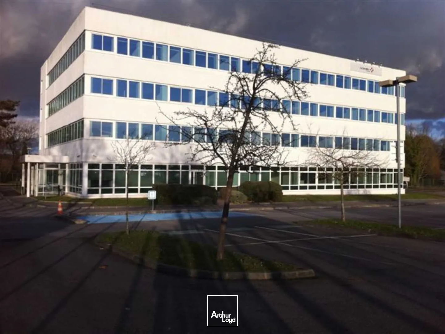 A vendre à Buc - Bâtiment indépendant avec parkings