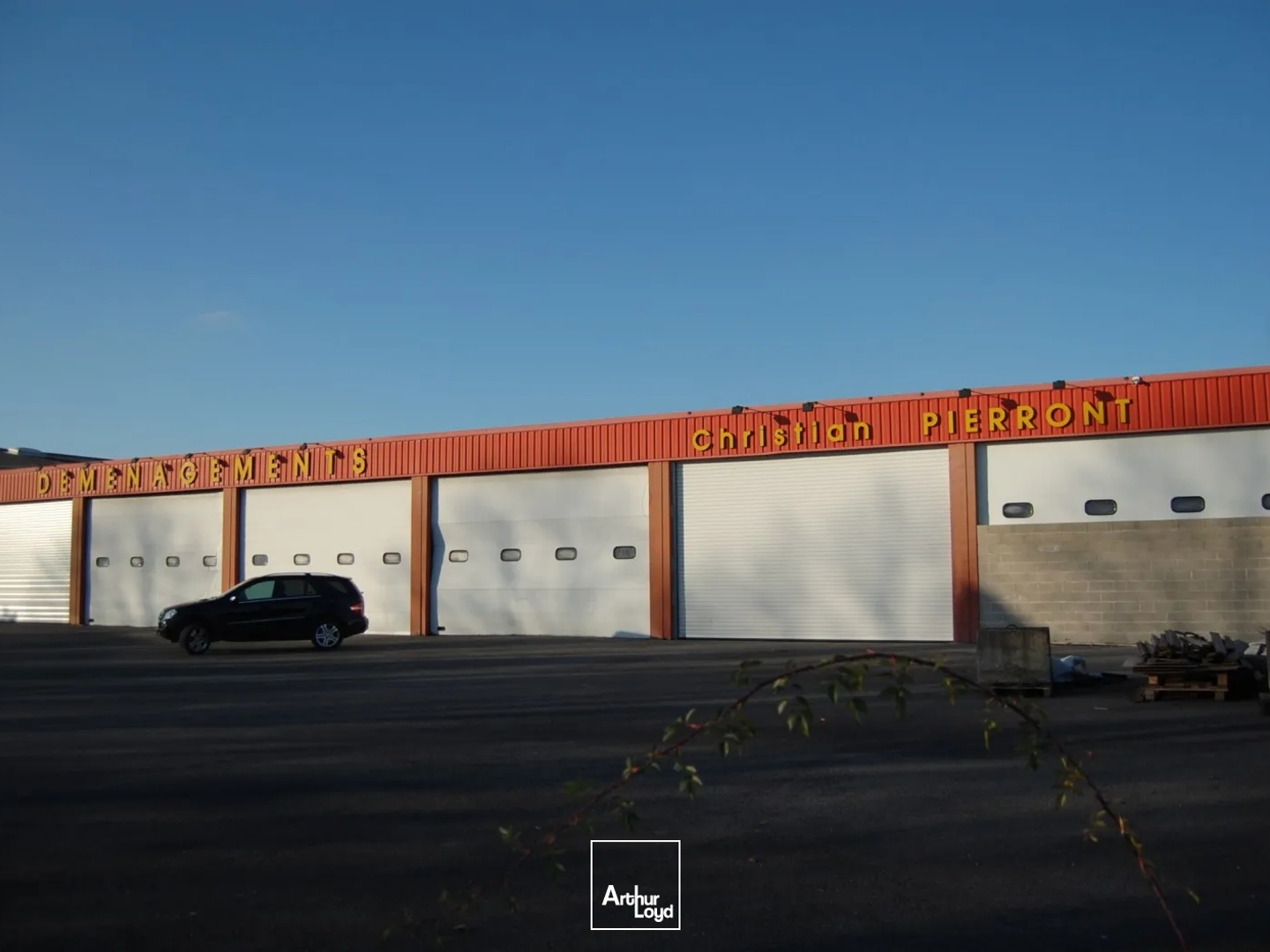 A VENDRE - LOCAUX D'ACTIVITÉ - 1 660 m2 - SAINT-QUENTIN :
