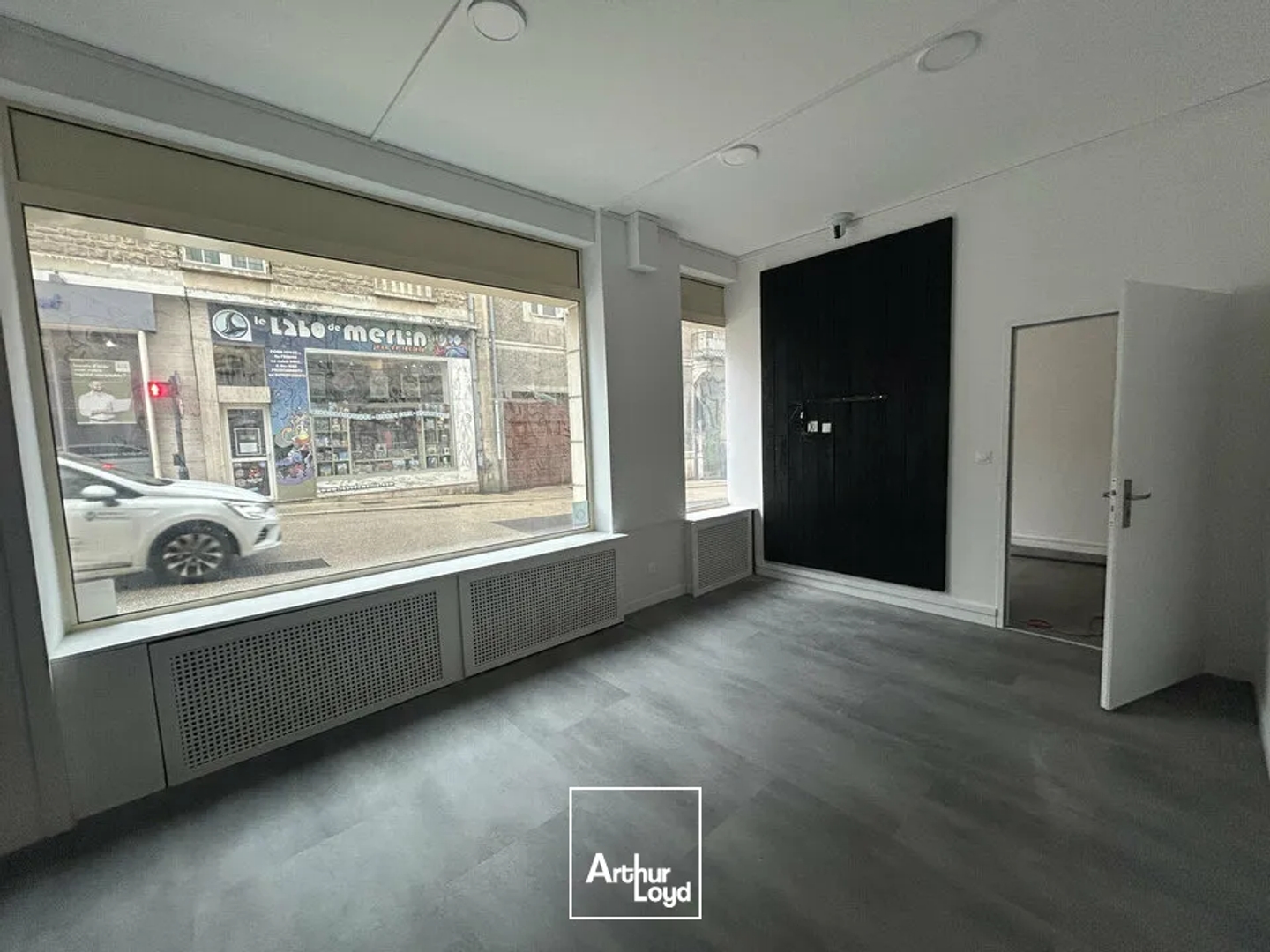 BUREAUX COMMERCIAUX À VENDRE AVEC FORTE VISIBILITÉ - CENTRE-VILLE DE POITIERS - 105m²