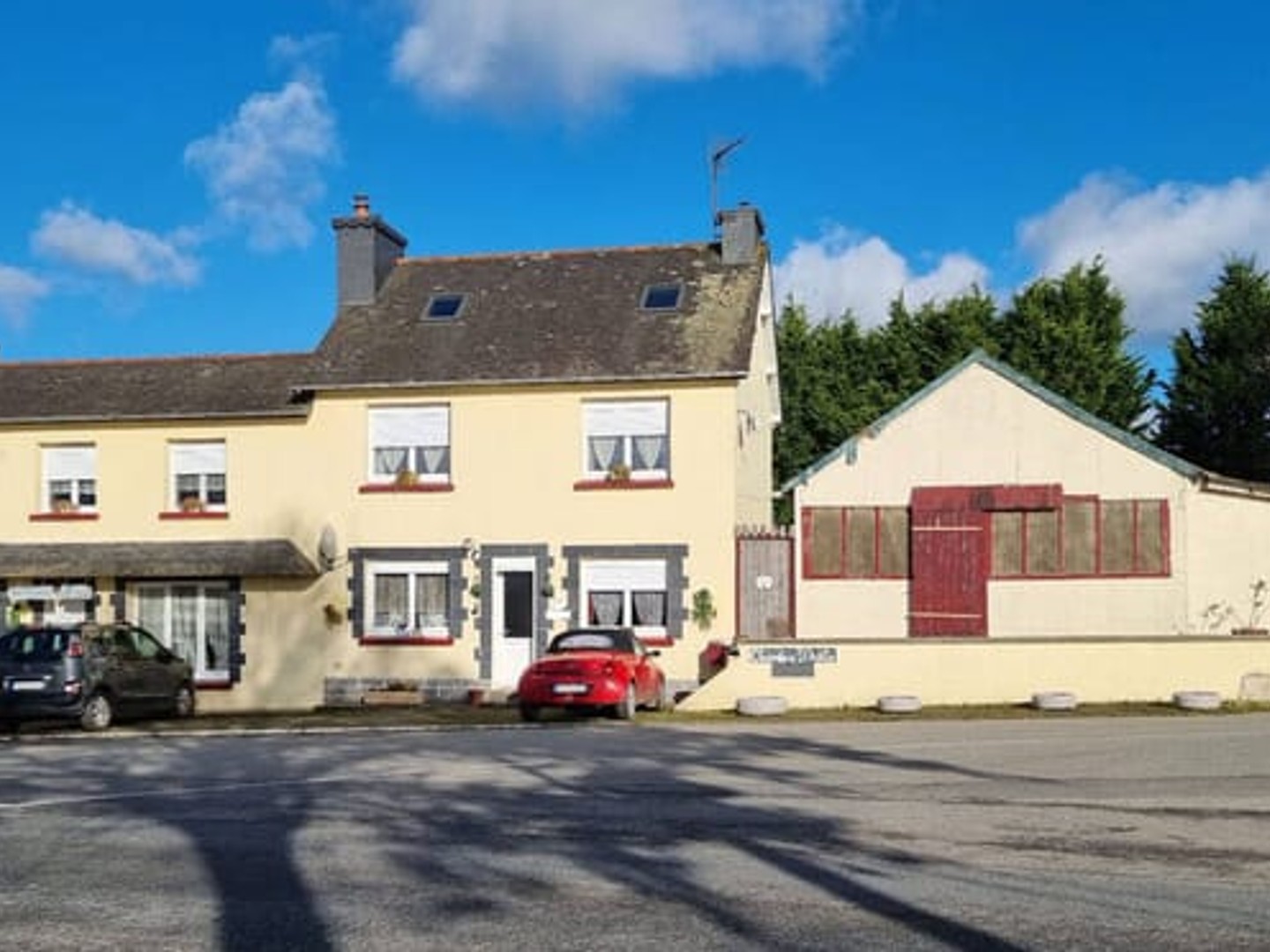 CÔTES-D'ARMOR, Corlay, Spacieuse maison de 6 chambres, idéale pour un projet de chambres d'hôtes, avec dépendances