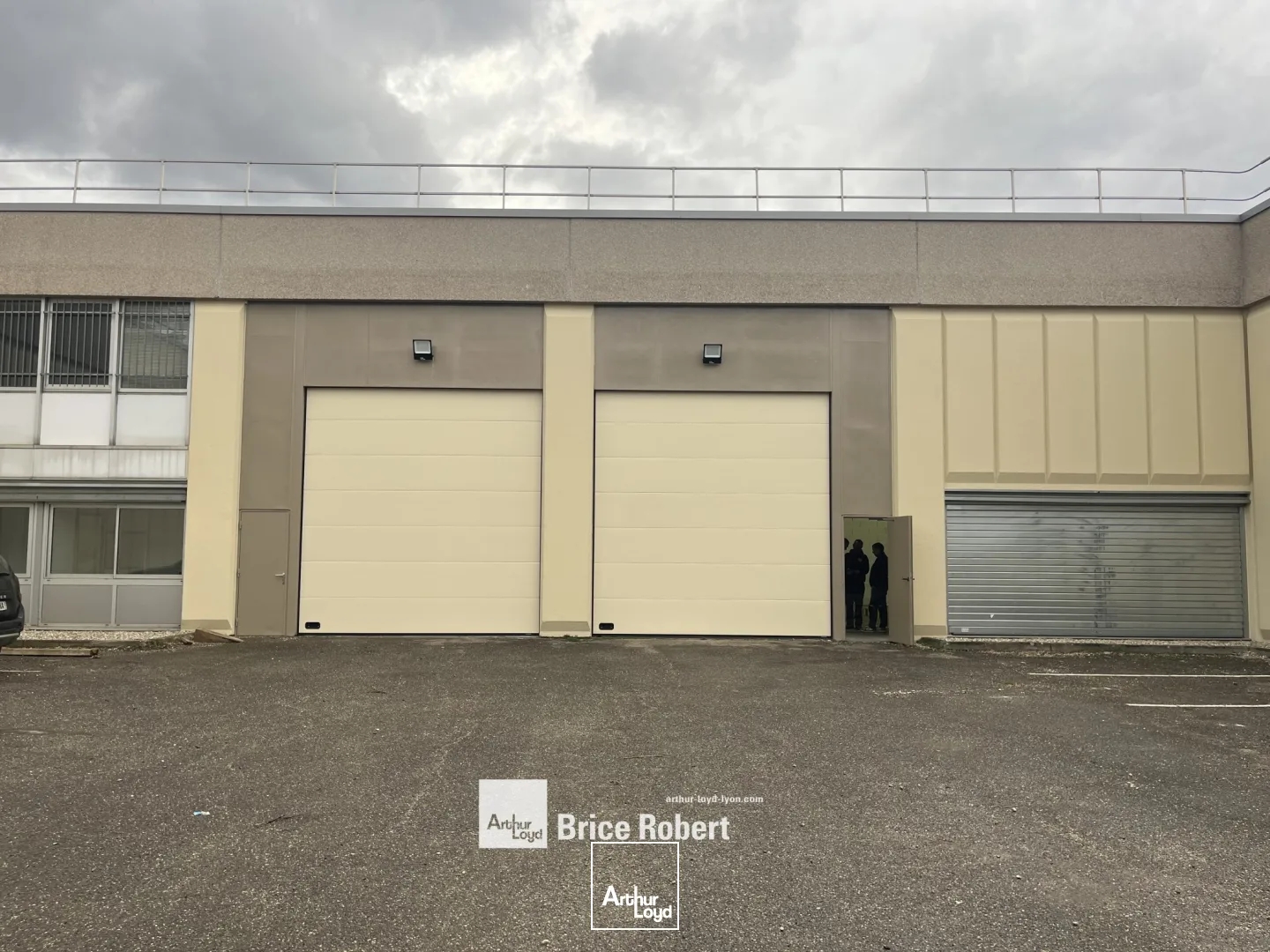 Locaux d'activité à vendre à Saint-Priest hauteur sous plafond 6 mètres