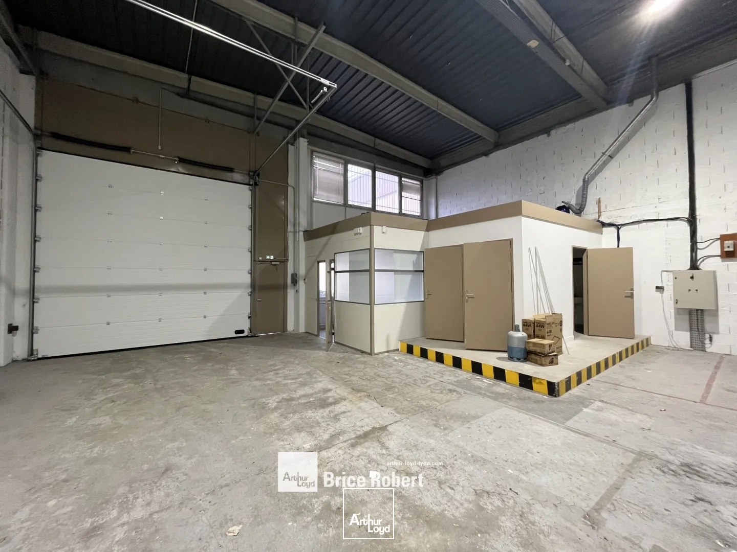 Locaux à vendre - 864m2 - Saint-Priest (69800)