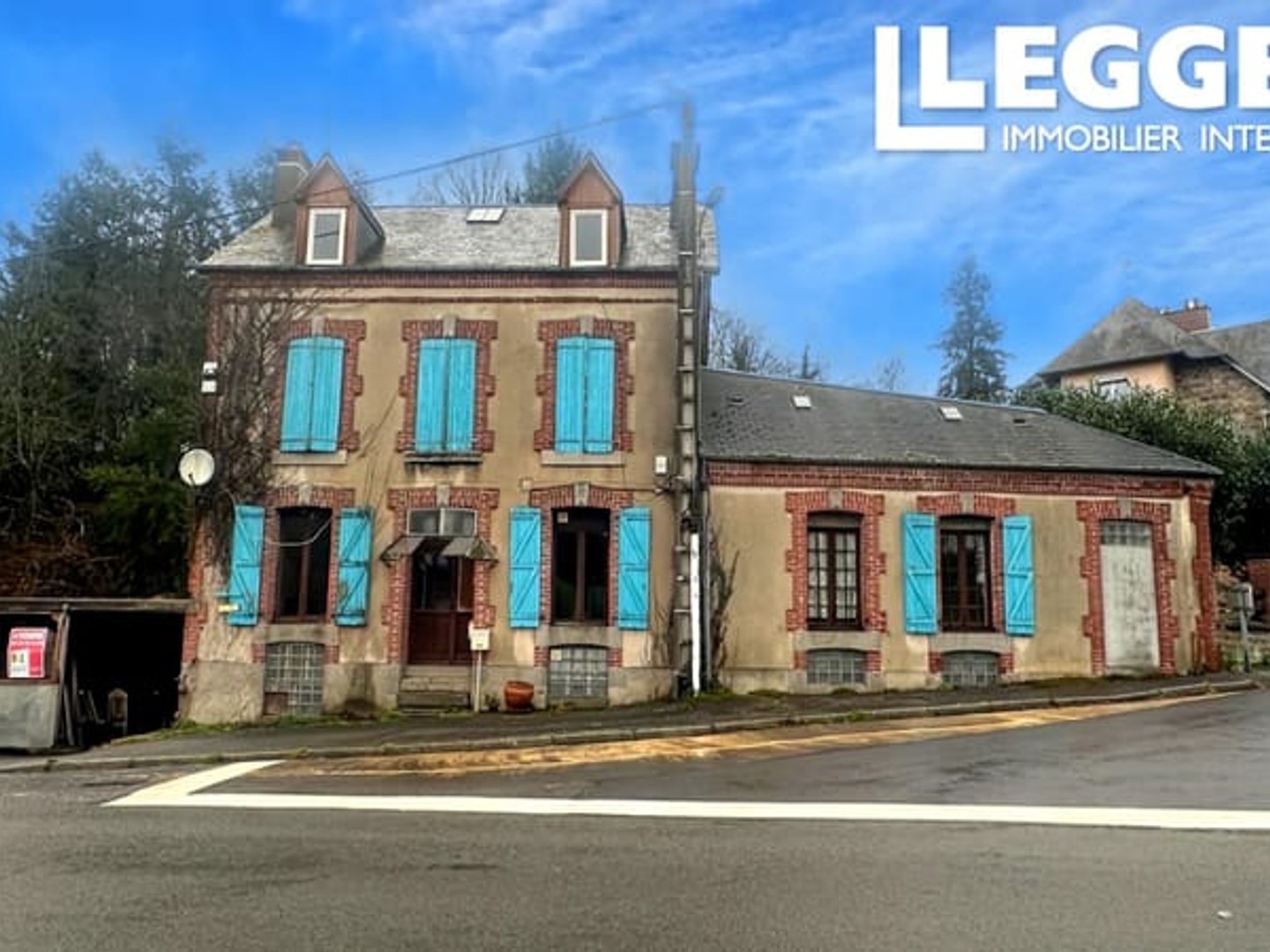 Maison de village spacieuse de 4 chambres à rénover, avec garage et sous-sol, proche commerces et lac