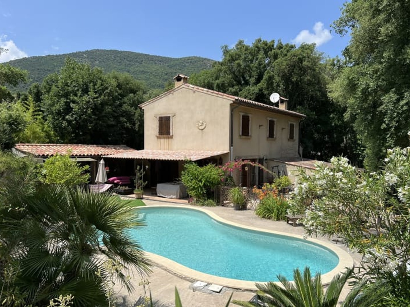 VILLA PROVENCALE AVEC PISCINE - JARDIN 2020 m2 -