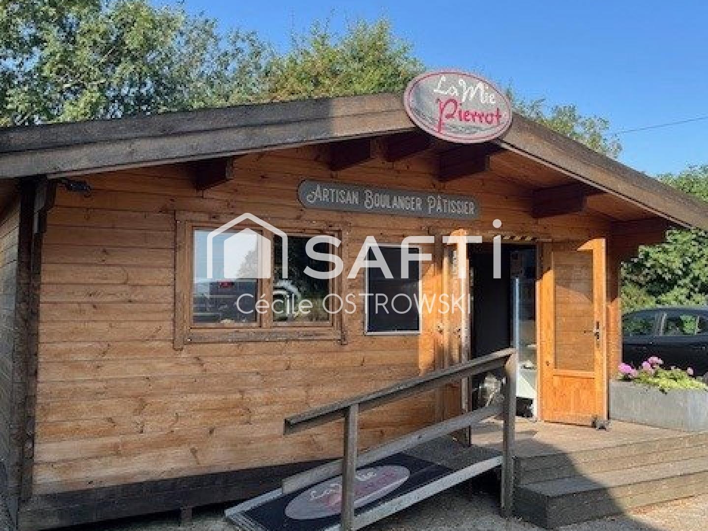 LOCAL COMMERCIAL AVEC BAIL EN COURS  CHALET BOIS, PARKING ET TERRAIN