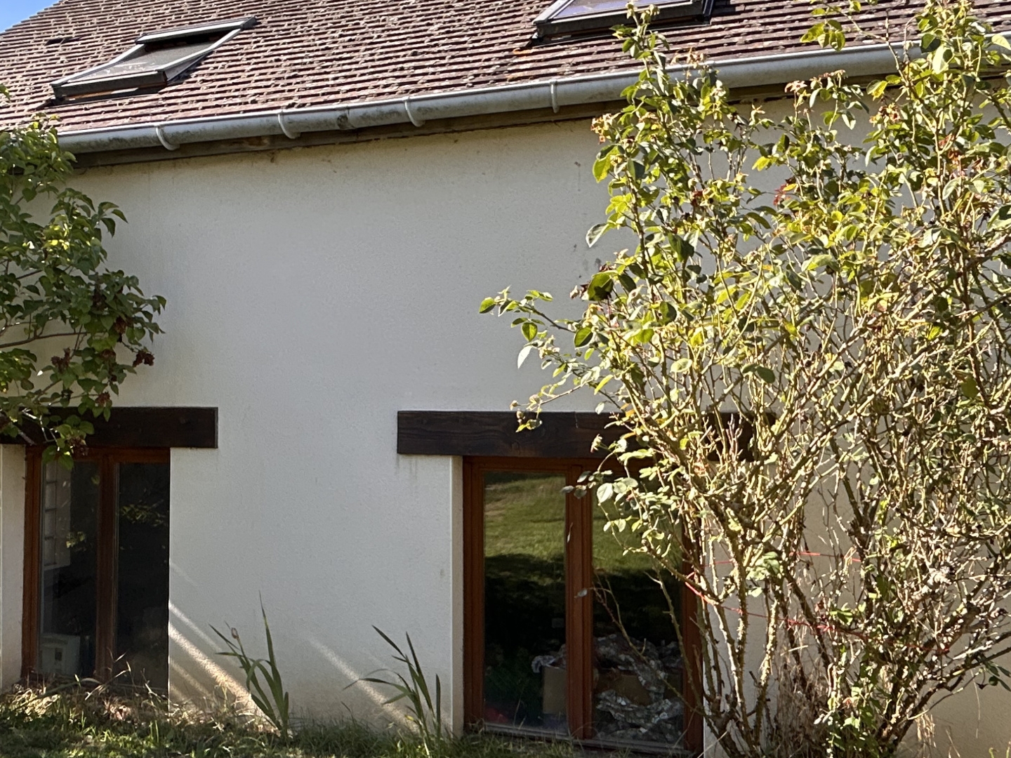 Maison 3 chambres avec garage indépendant rénové et studio aménagé.