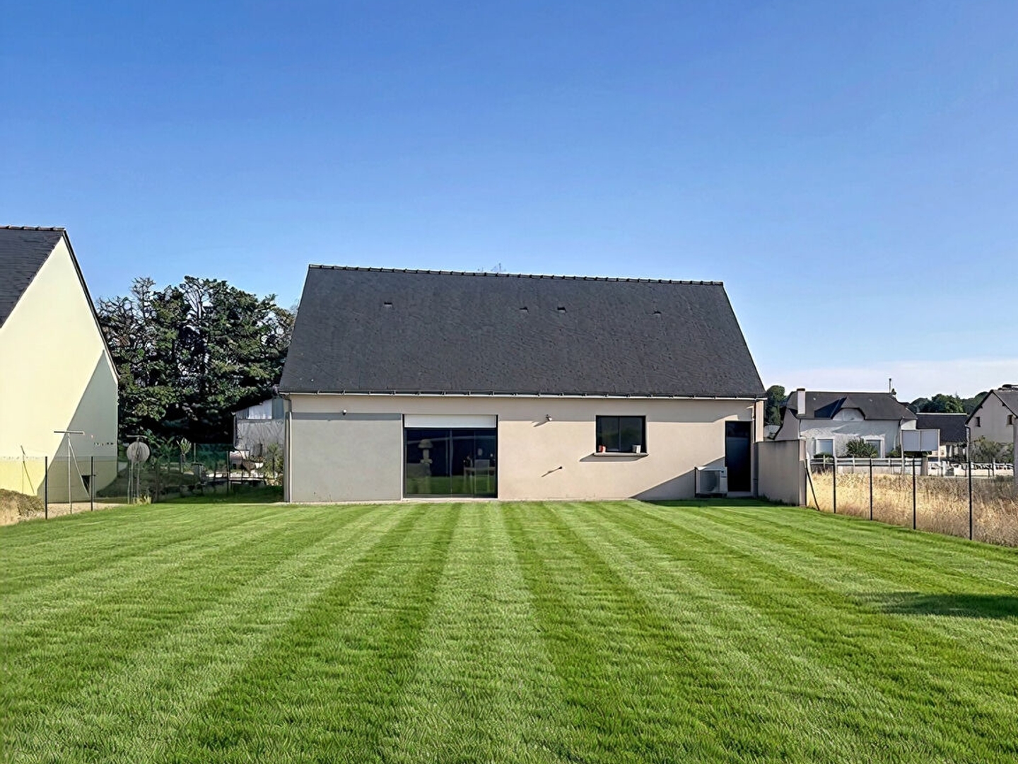 Maison contemporaine 2021 - Plain-pied - DPE A - Centre de Vernoil-le-Fourrier