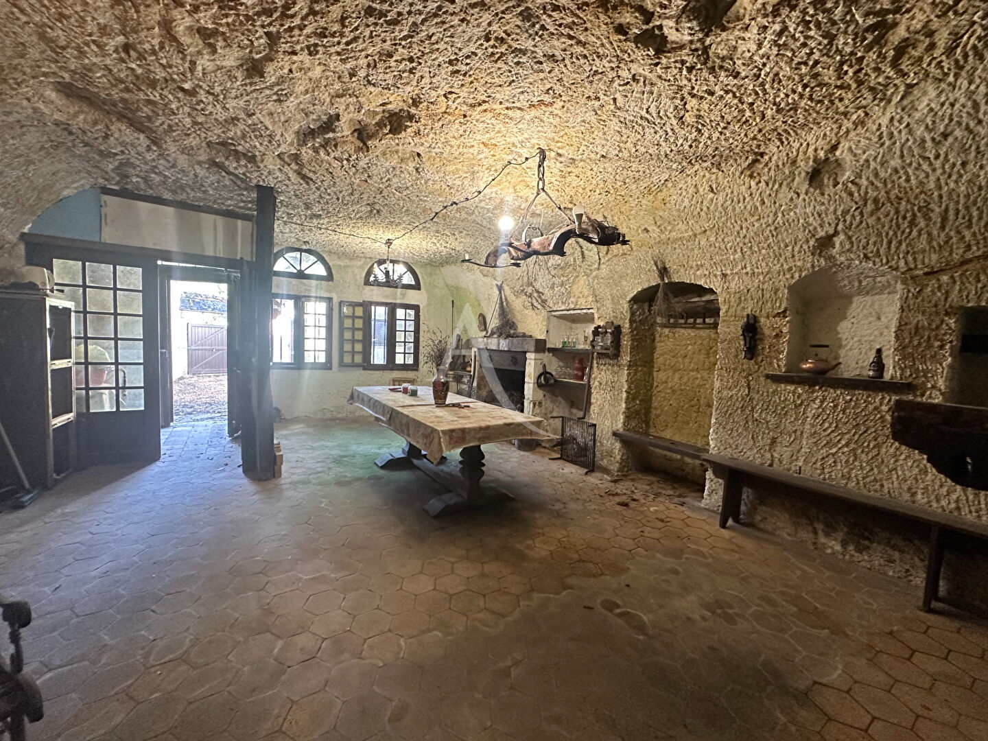 CAVE TROGLODYTE AVEC EXTÉRIEUR ET STATIONNEMENT !