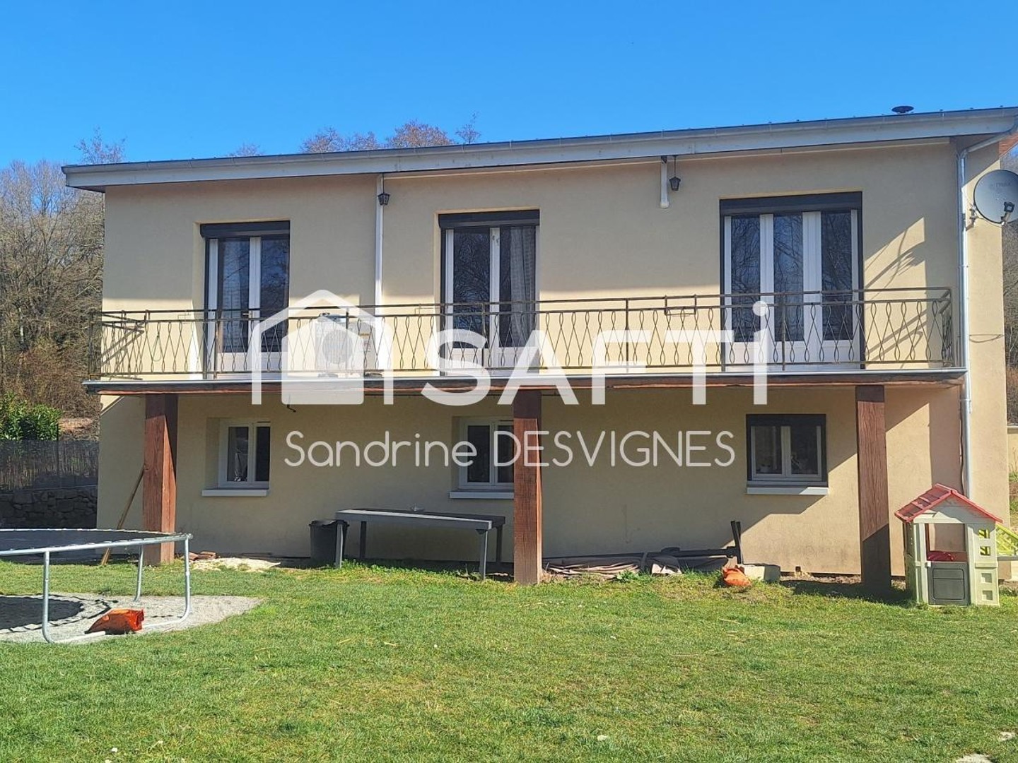 Maison 175 m2 habitable avec garage et terrain.