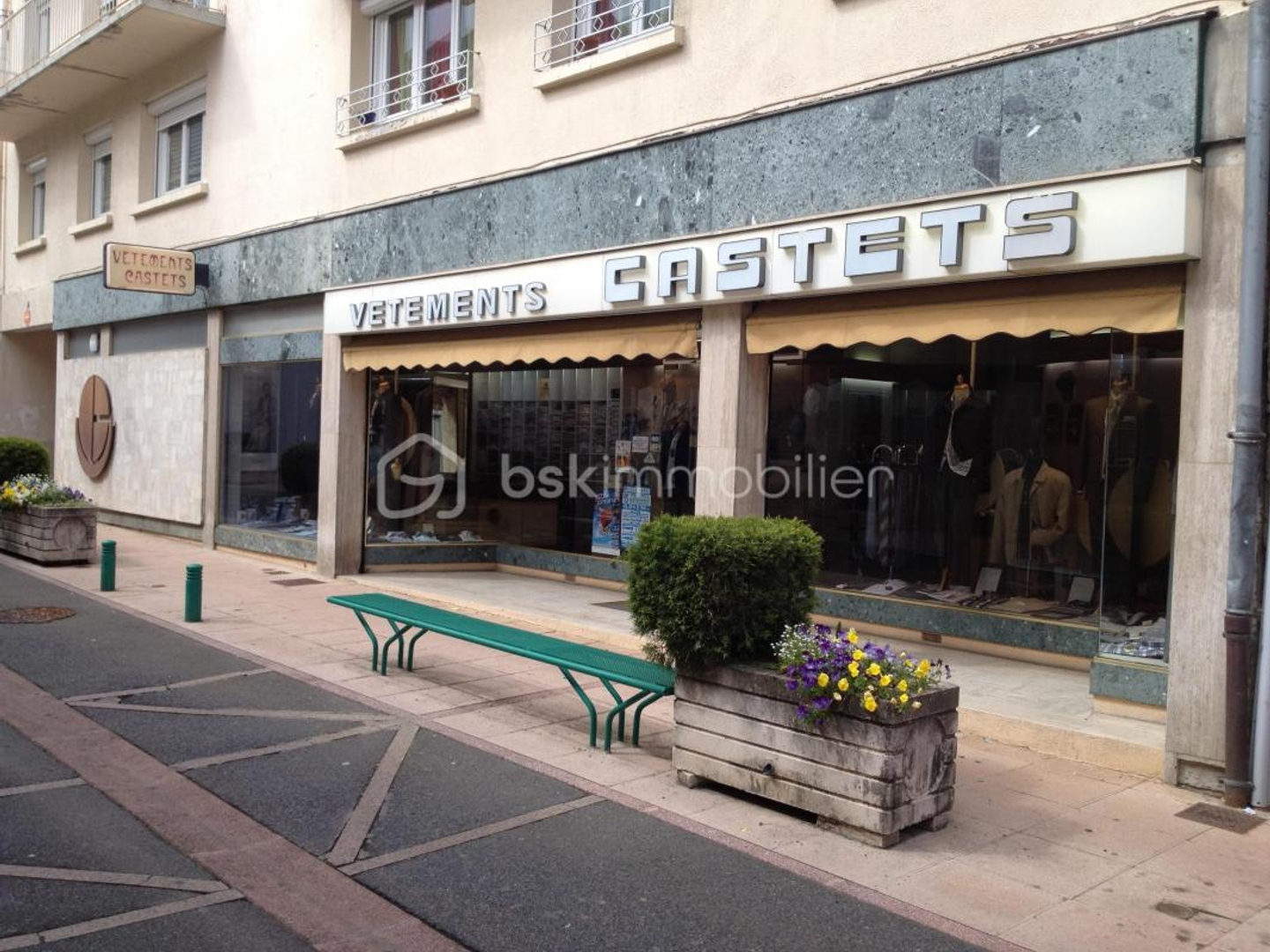 Grand magasin au centre ville, avec sous-sol totale