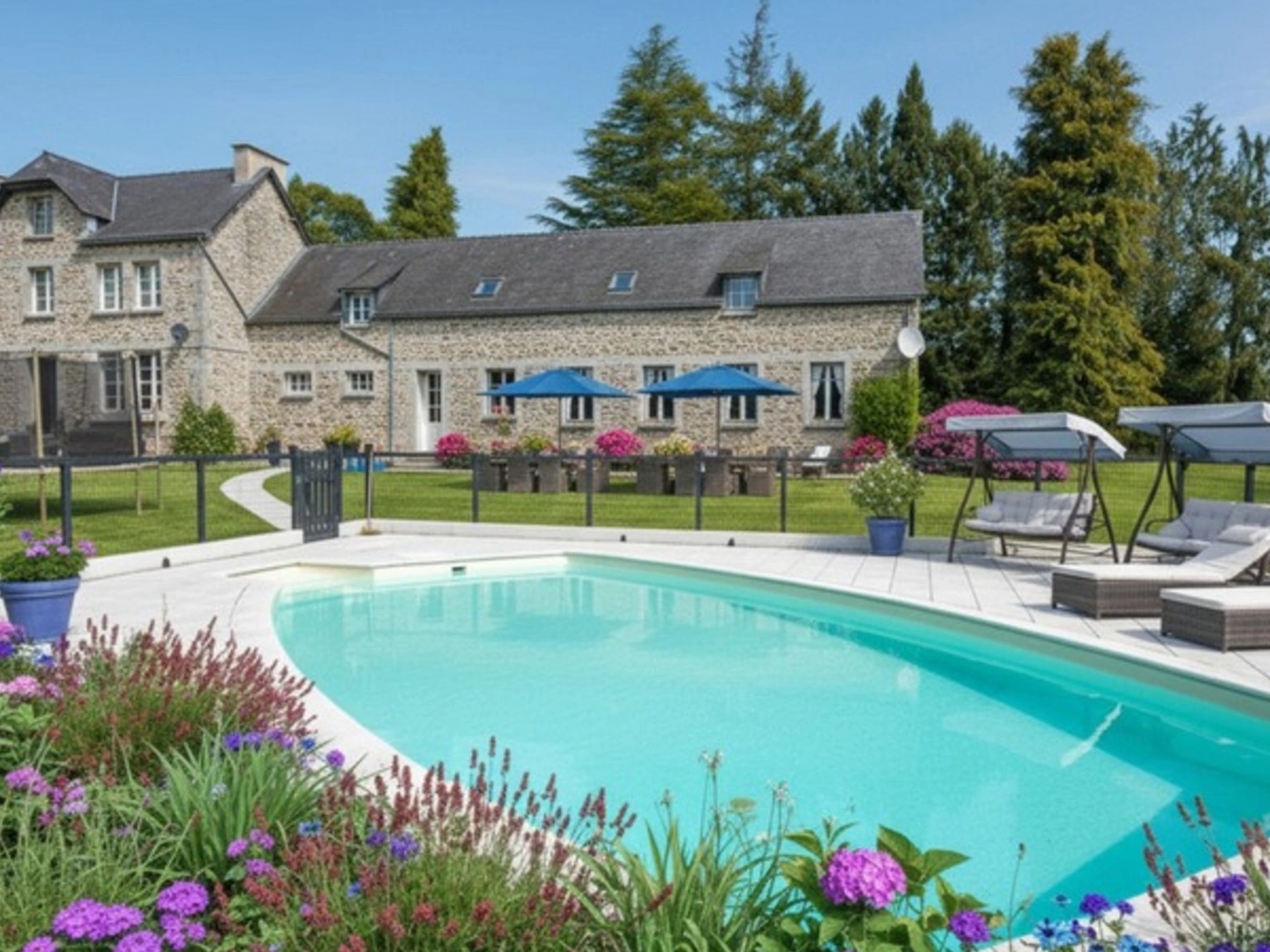 Propriété d'exception de 370 m2 à Pluméliau-Bieuzy avec piscine extérieure chauffée sur 6700 m2 de verdure