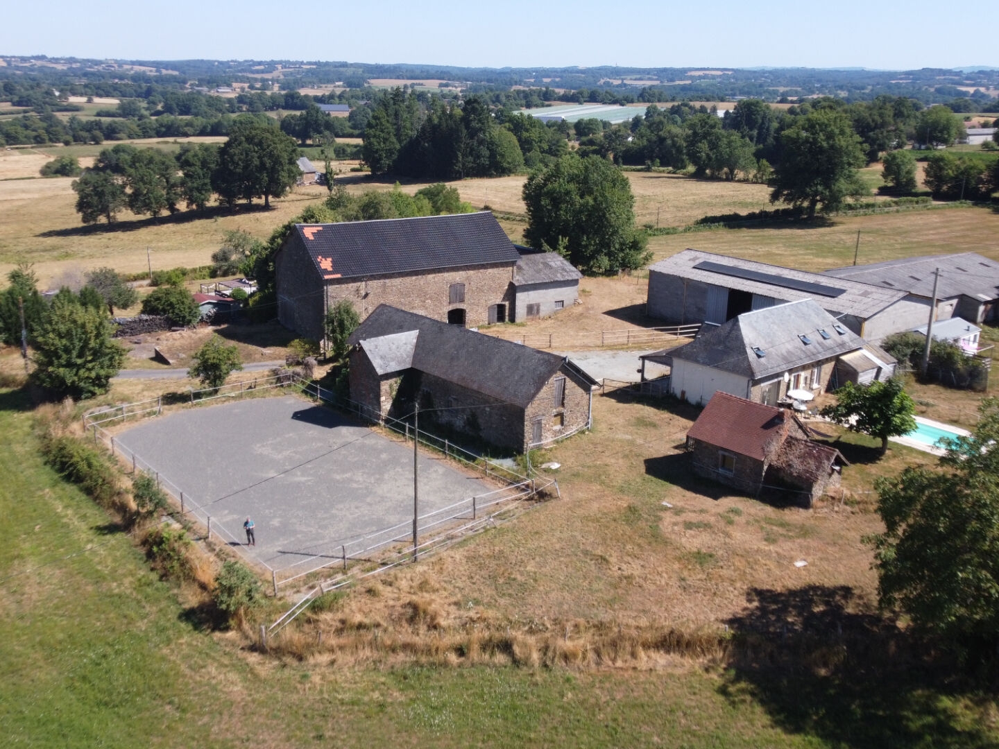 CORREZE - Belle ferme au sommet d'une colline avec une vue imprenable et 2,7 hectares de terrain attenant.