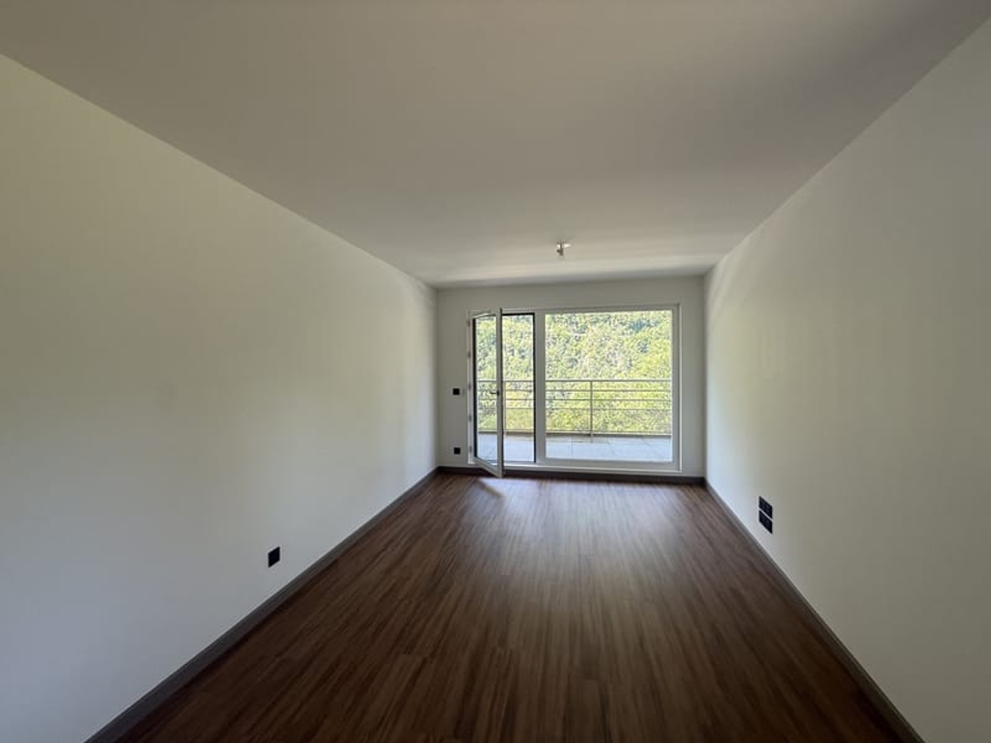 Appartement lumineux avec balcon et stationnement