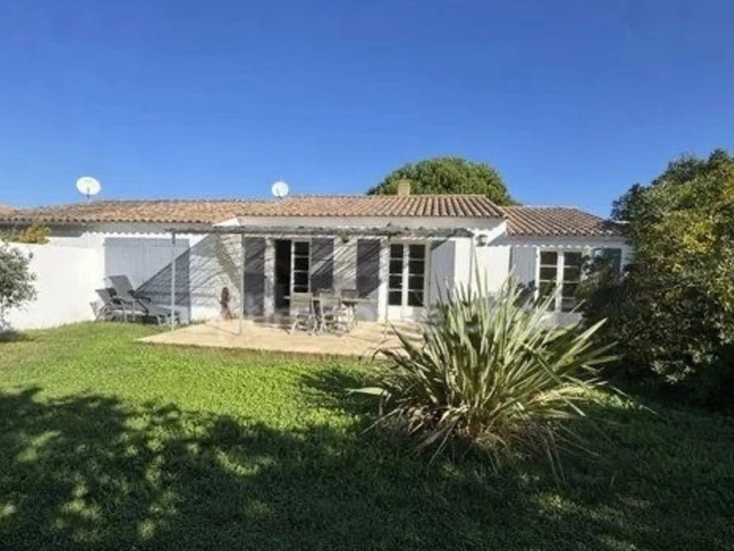 CHARMANTE MAISON RÉTAISE AVEC JARDIN CLOS ET TERRASSE AU CŒUR DE LOIX