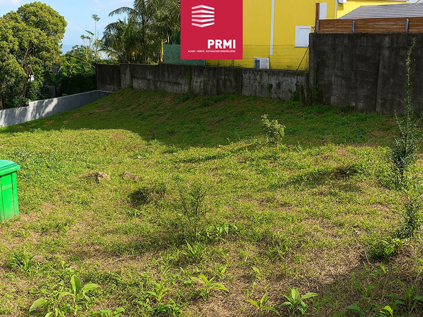 uniquement chez PRMI / Terrain constructible à Petite-île