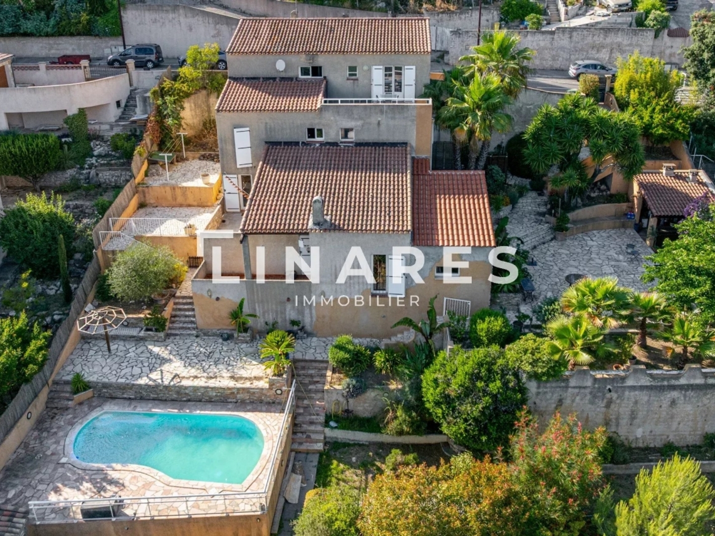 LE MAS DES COLLINES - Maison 242m2 (160 m² + 1800€/mois revenus locatifs 2 T2 indépendants ) - Piscine -Terrasses - Garage - 13470 Carnoux en Provence