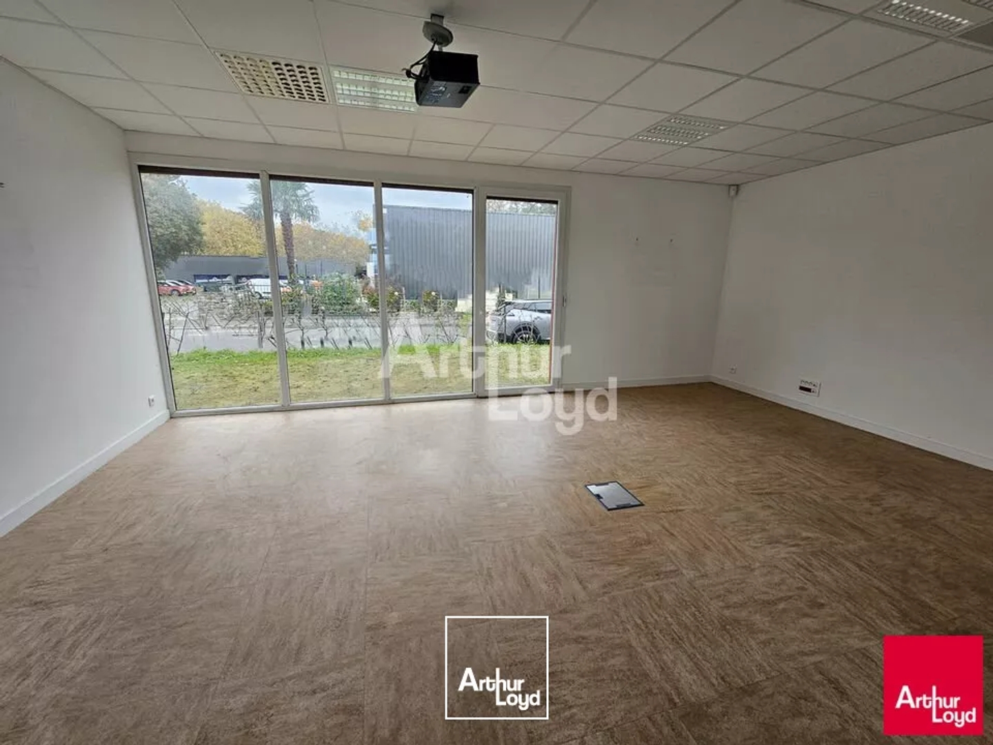 ANGERS OUEST BATIMENT INDEPENDANT DE 330 M² A VENDRE