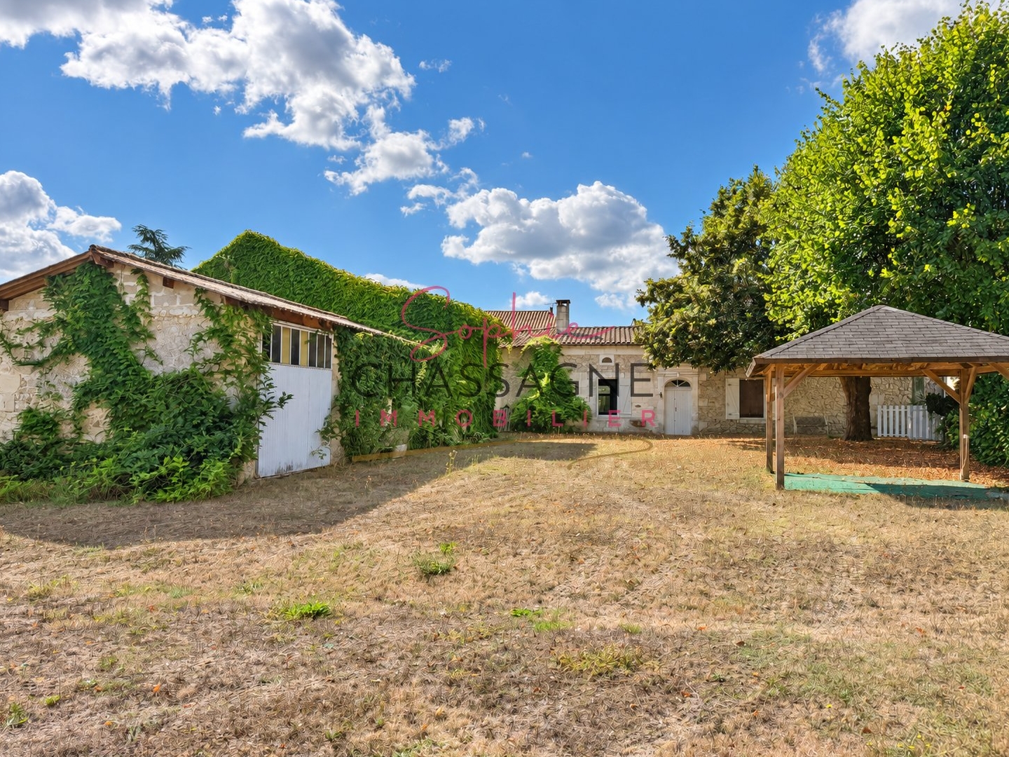 Maison en pierre avec deux logements et de nombreuses dépendances sur 274 m2 de terrain