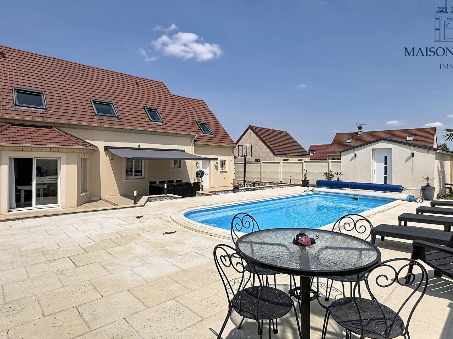 Pavillon moderne avec piscine