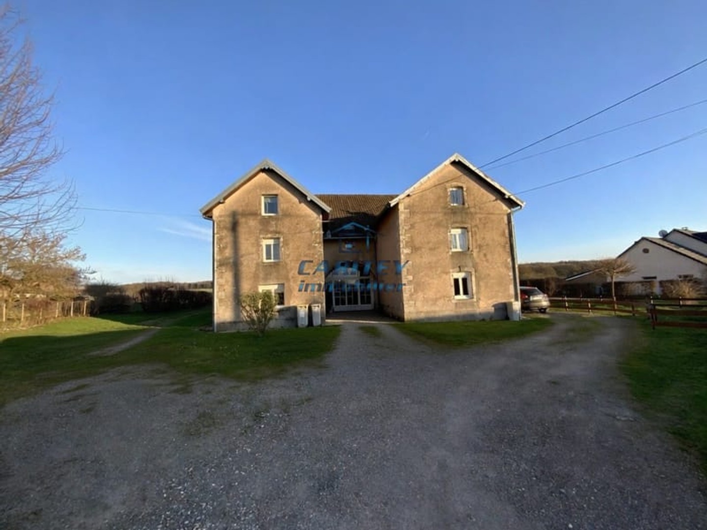 Ferme rénovée de 300 m2 située sur un terrain de 1896 m2 sur la commune de ANDORNAY