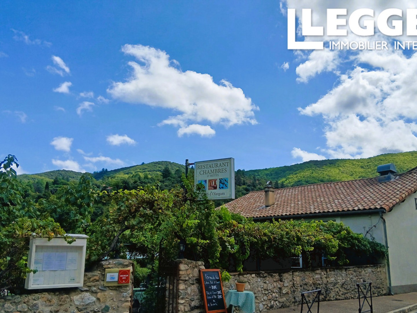 Restaurant avec terrasse panoramique, Olargues (Parc naturel régional du Haut-Languedoc) Murs et Fond.
