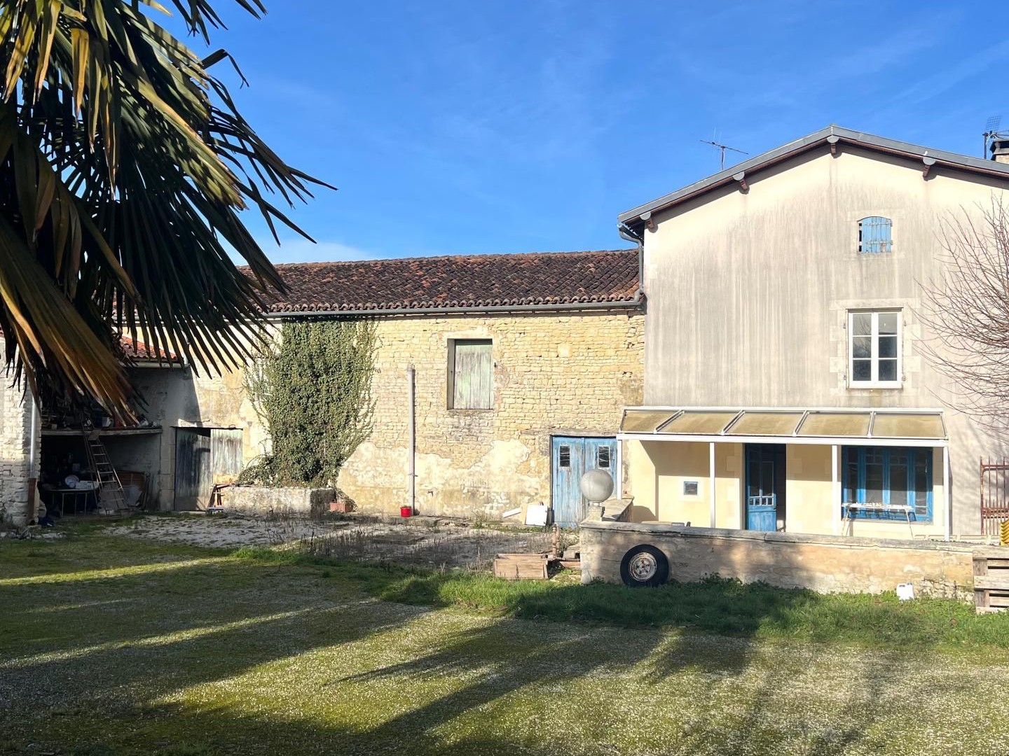 Maison à rénover avec nombreuses dépendances