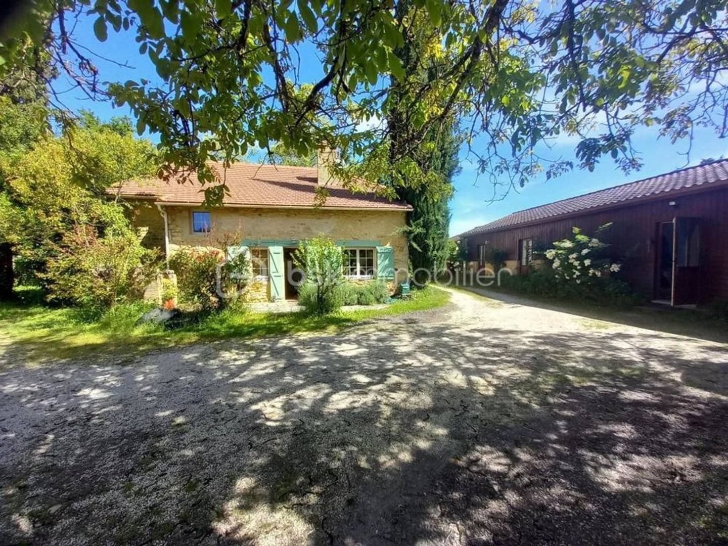Ensemble Immobilier comprenant 2 maisons avec Piscine + Annexes sis sur 1 Terrain de 2.5 Hectares à Prats du Périgord