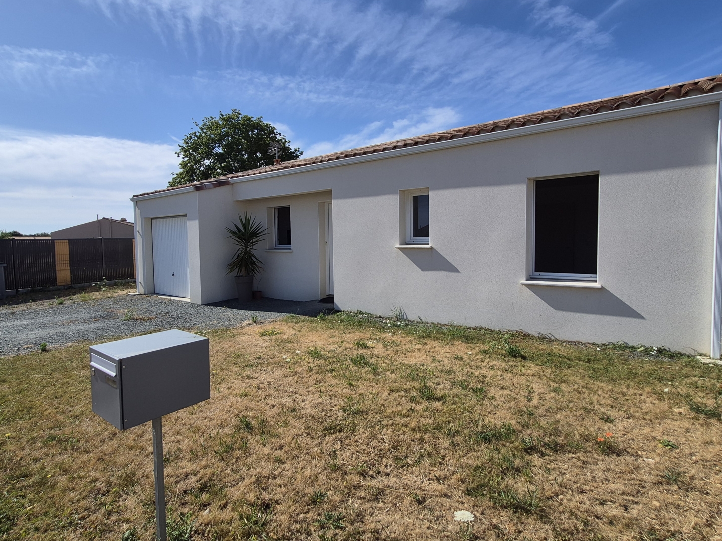 Maison récente de 2023, plain-pied trois chambres au calme.