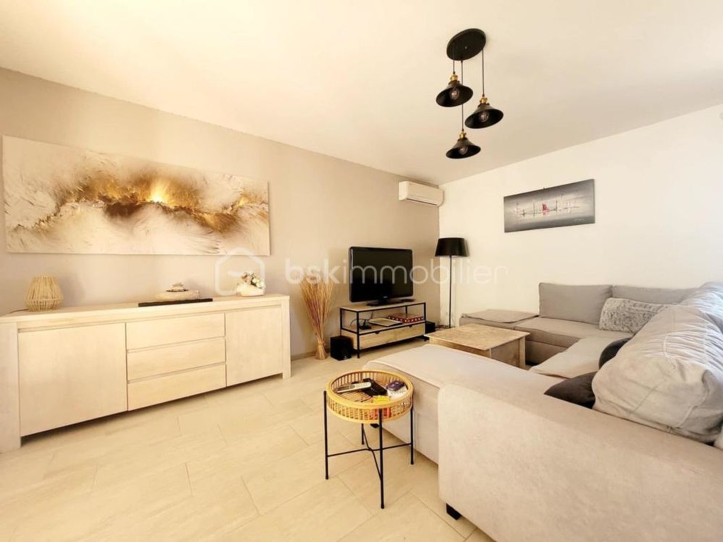 ENSEMBLE IMMOBILIER LIBRE D'OCCUPATION : Villa plein pied avec piscine et dépendances locatives