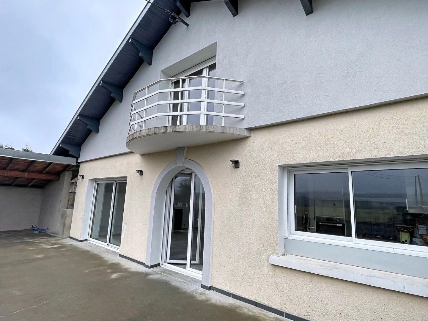 Maison rénovée avec grande terrasse et dépendance