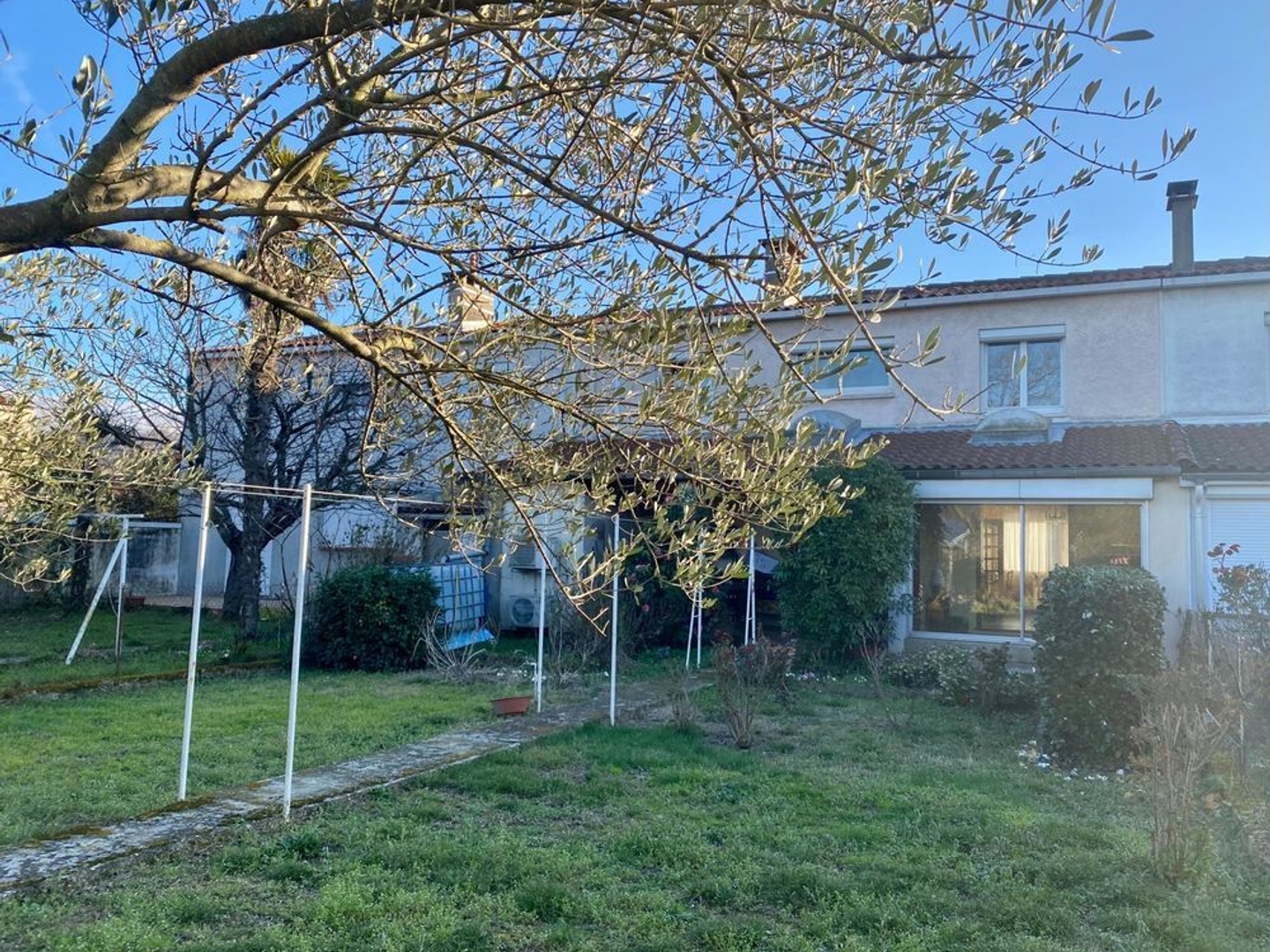 Maison de ville avec garage et jardin attenant