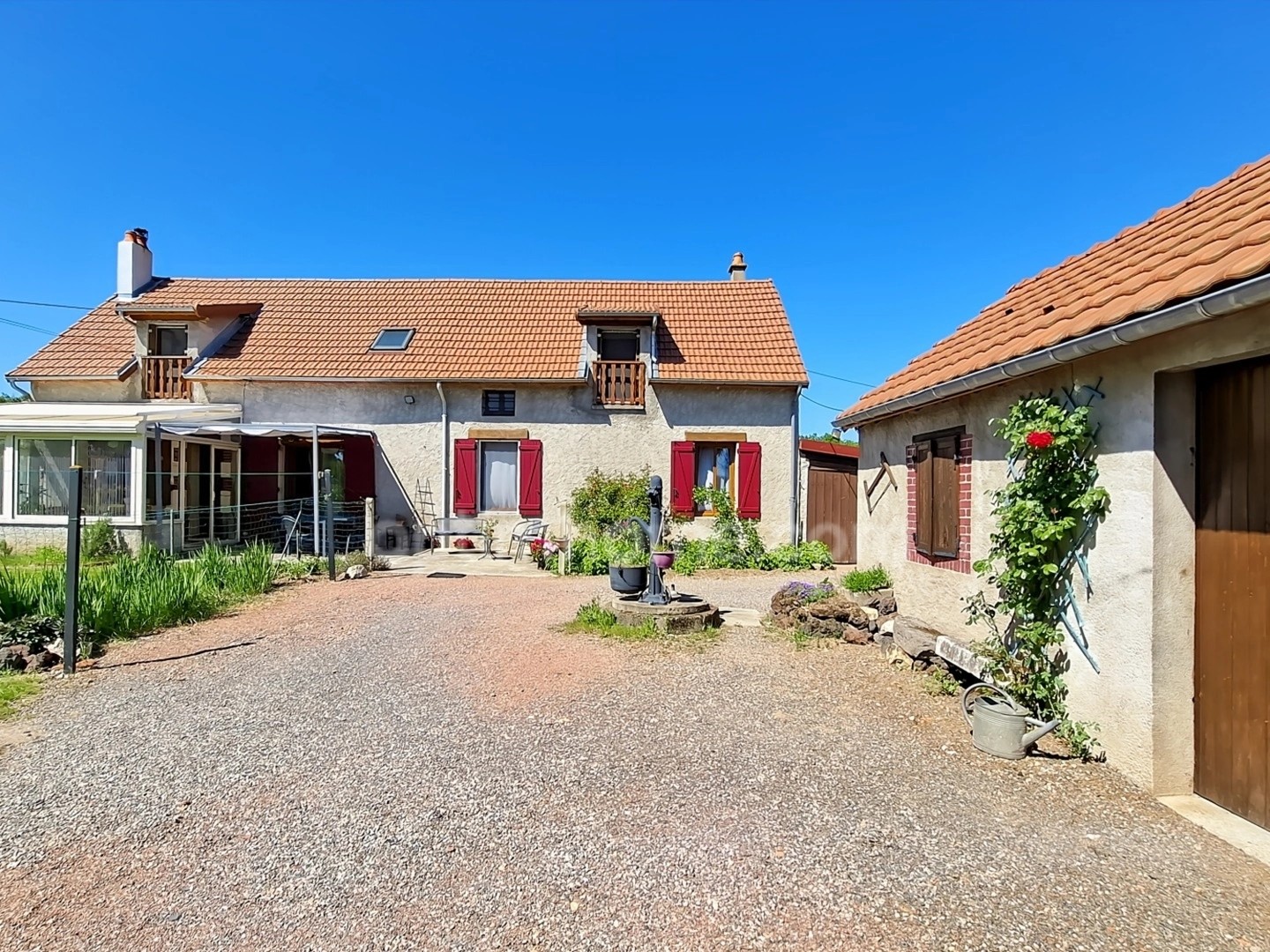 Maison à vendre 6 pièces à Espinasse-Vozelle (03) - Propriété avec 1,7 ha de terrain, dépendances et hangar - Proche Vichy