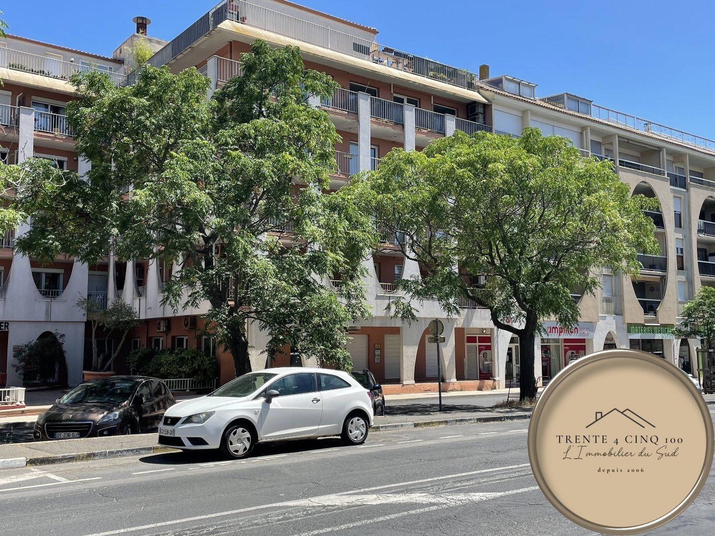 À Vendre - Local Professionnel Avec Terrasse Et Double Garage - Béziers