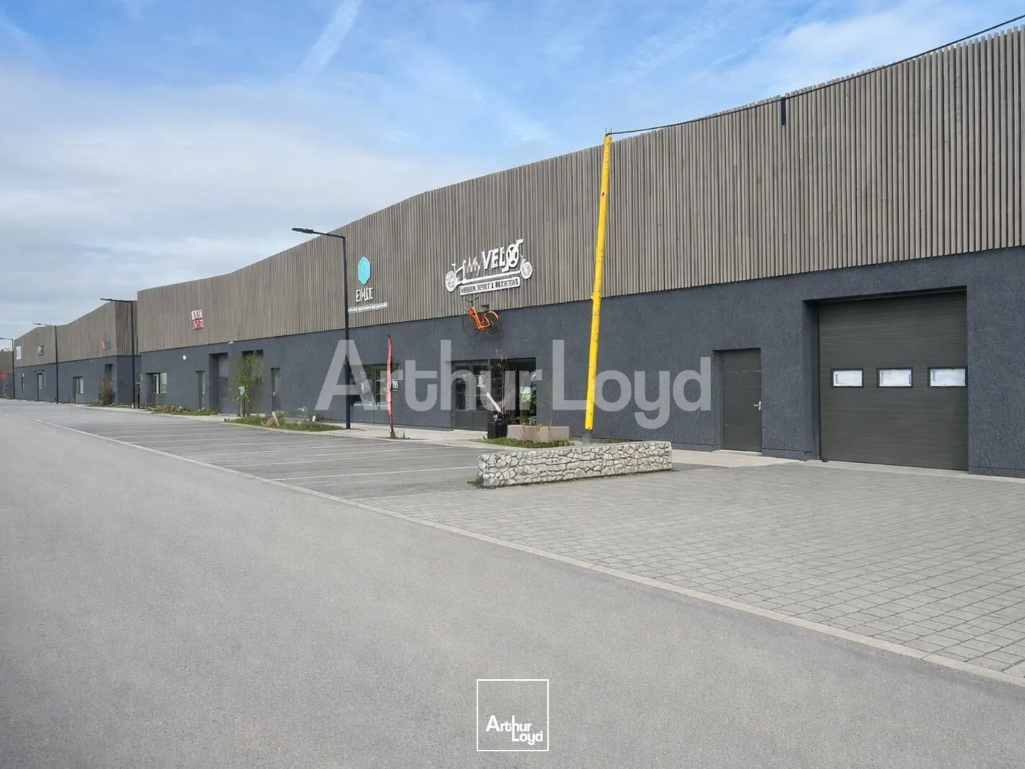 Locaux d'activité à vendre à La Madeleine excellente accessibilité