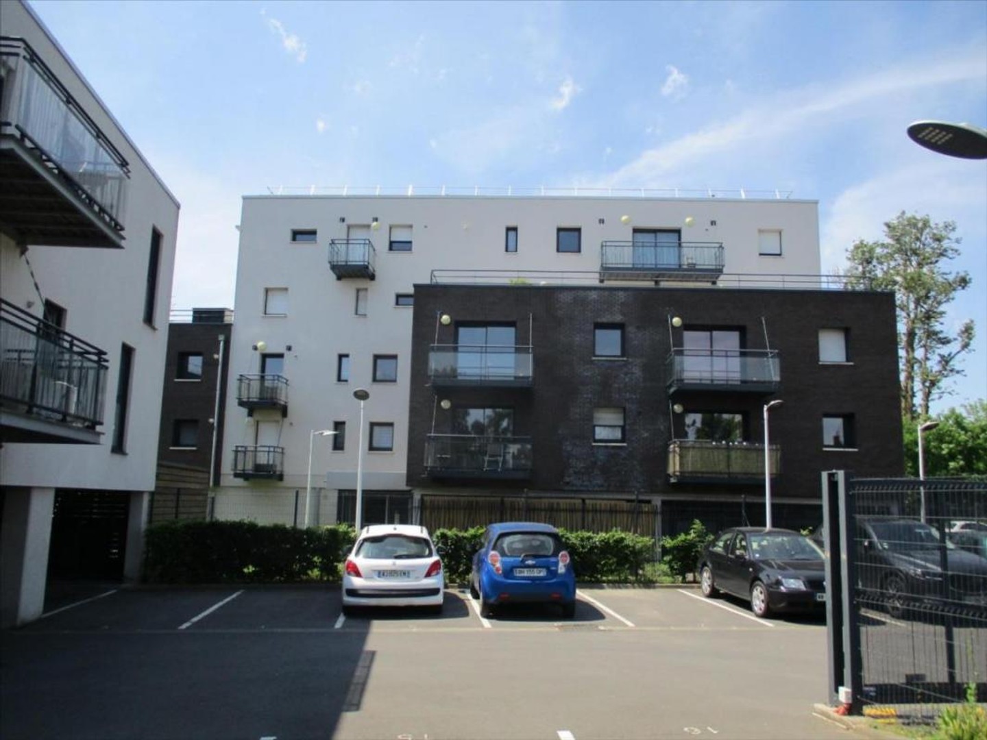 A VENDRE SECLIN F3 DANS RESIDENCE AVEC ASCENSEUR 2 STATIONNEMENT